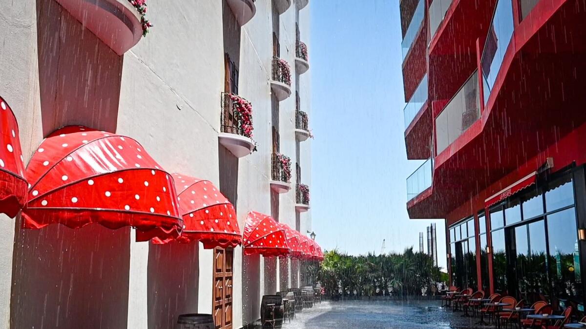 dubai-raining-street